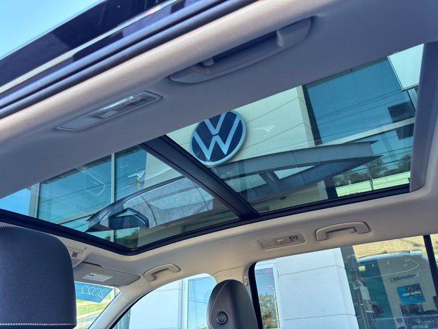 Certified 2022 Volkswagen Tiguan SE w/ Panoramic Sunroof Package AWD/4WD image 22