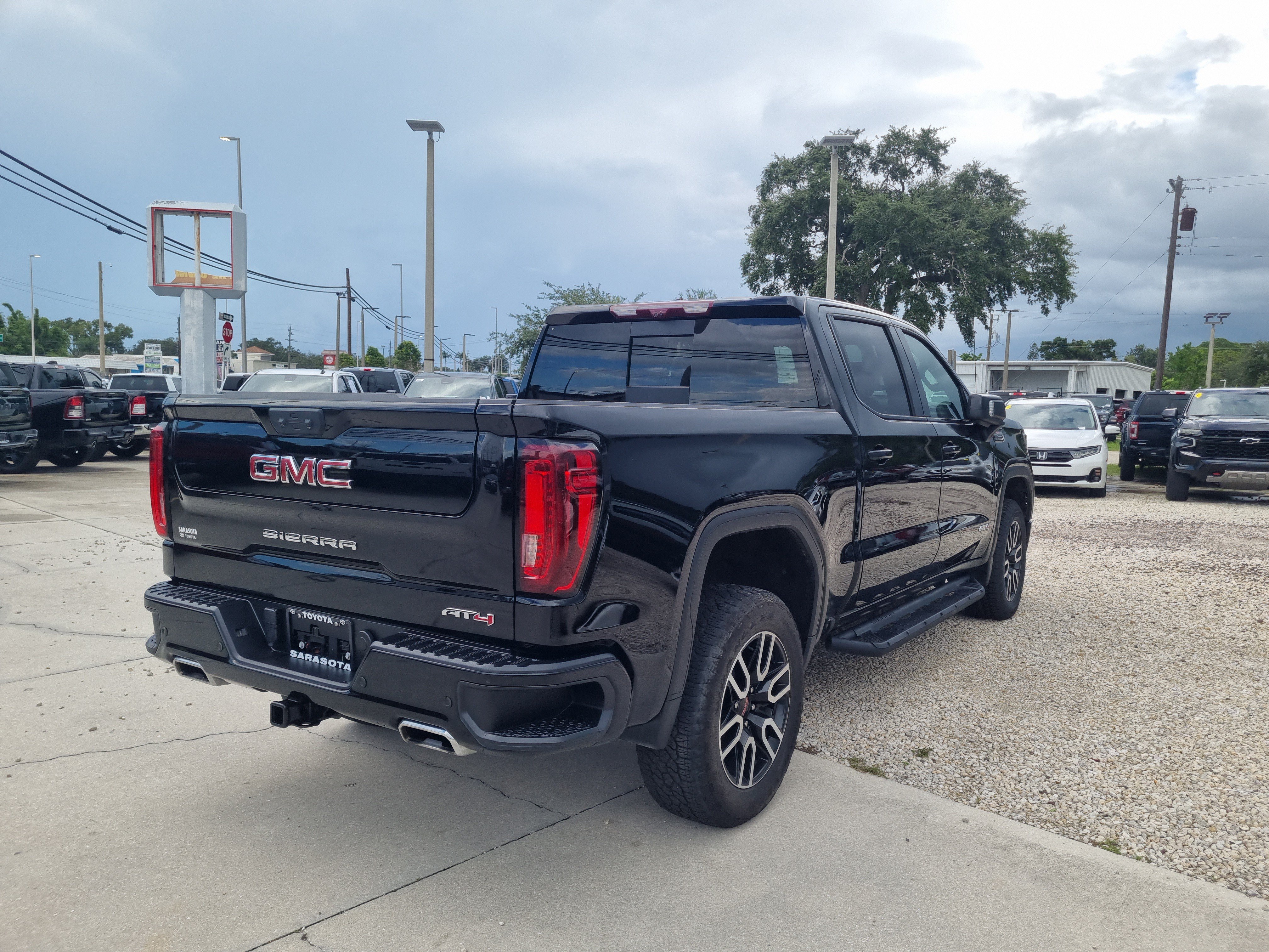 Used 2024 GMC Sierra 1500 AT4 w/ Technology Package AWD/4WD image 6