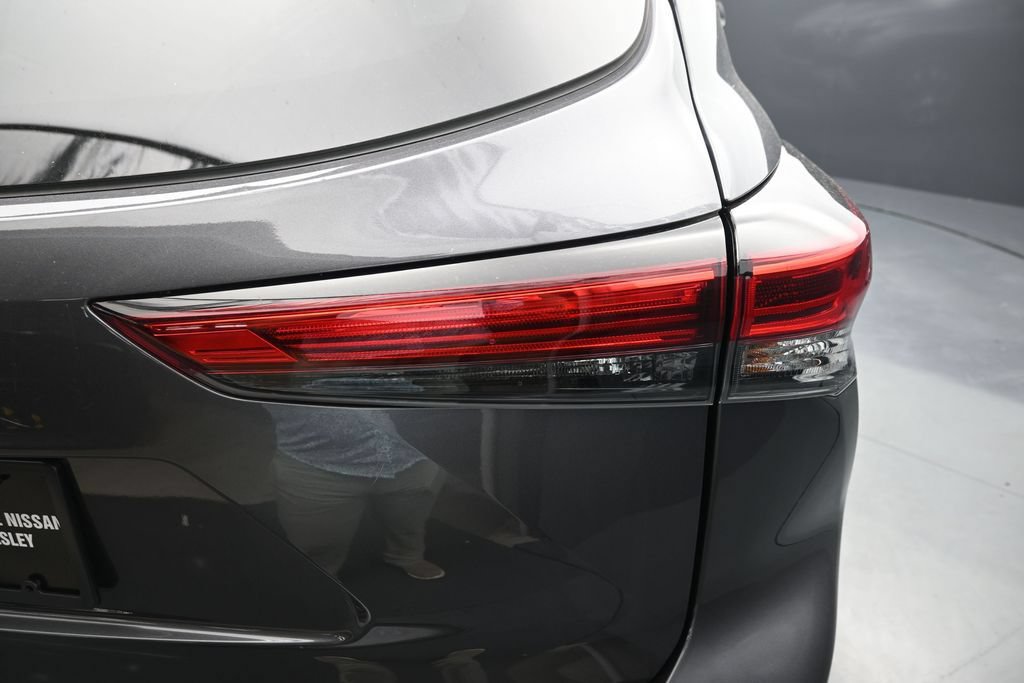 Used 2023 Toyota Highlander XLE AWD/4WD image 13