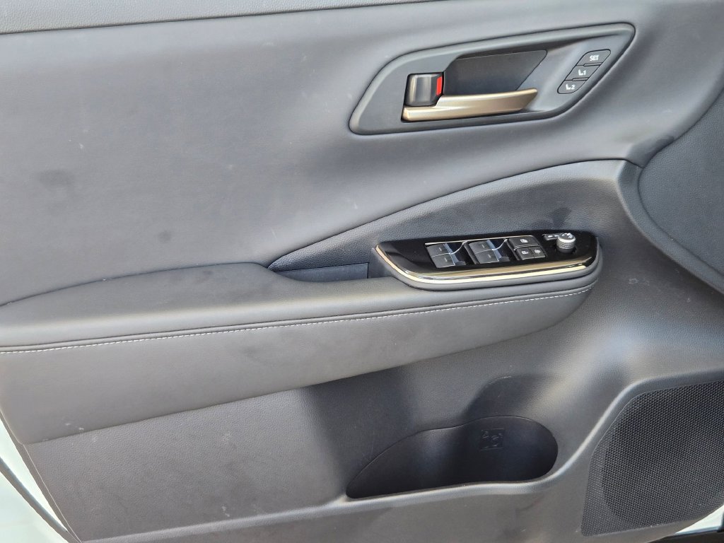 Used 2025 Toyota Crown Platinum AWD/4WD image 11