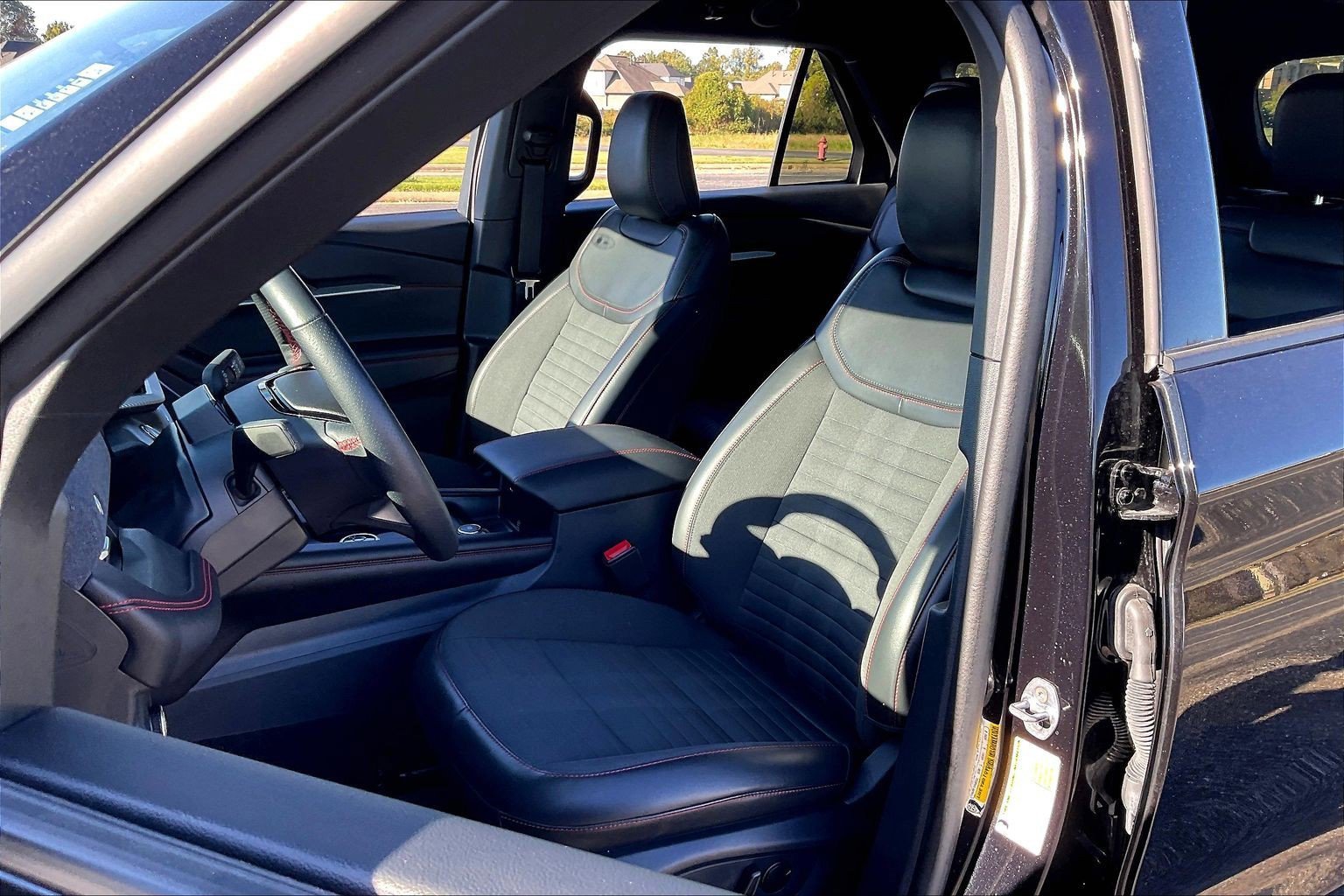 Certified 2025 Ford Explorer ST-Line w/ ST-Line Street Pack image 7