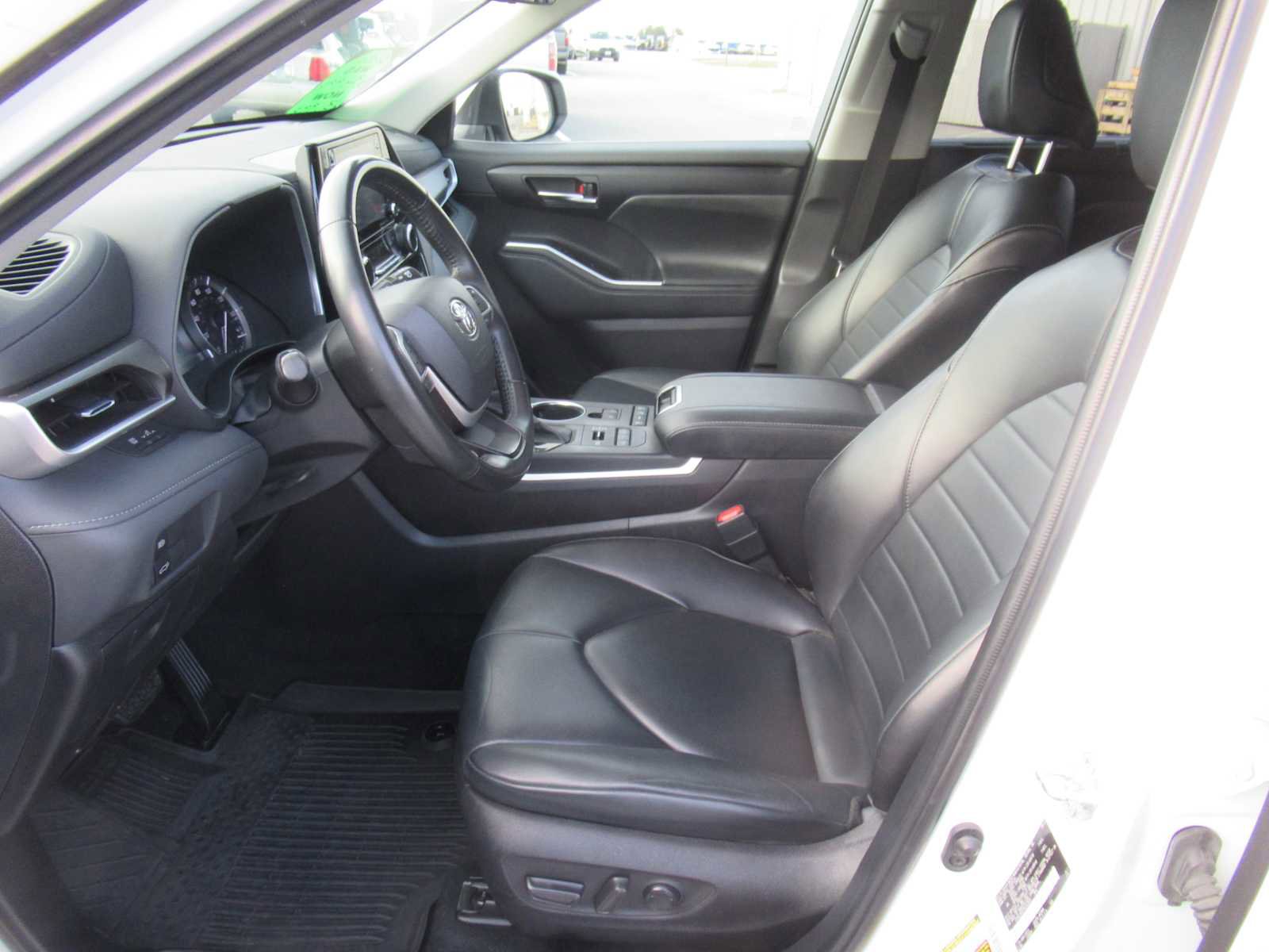 Used 2022 Toyota Highlander XLE image 14