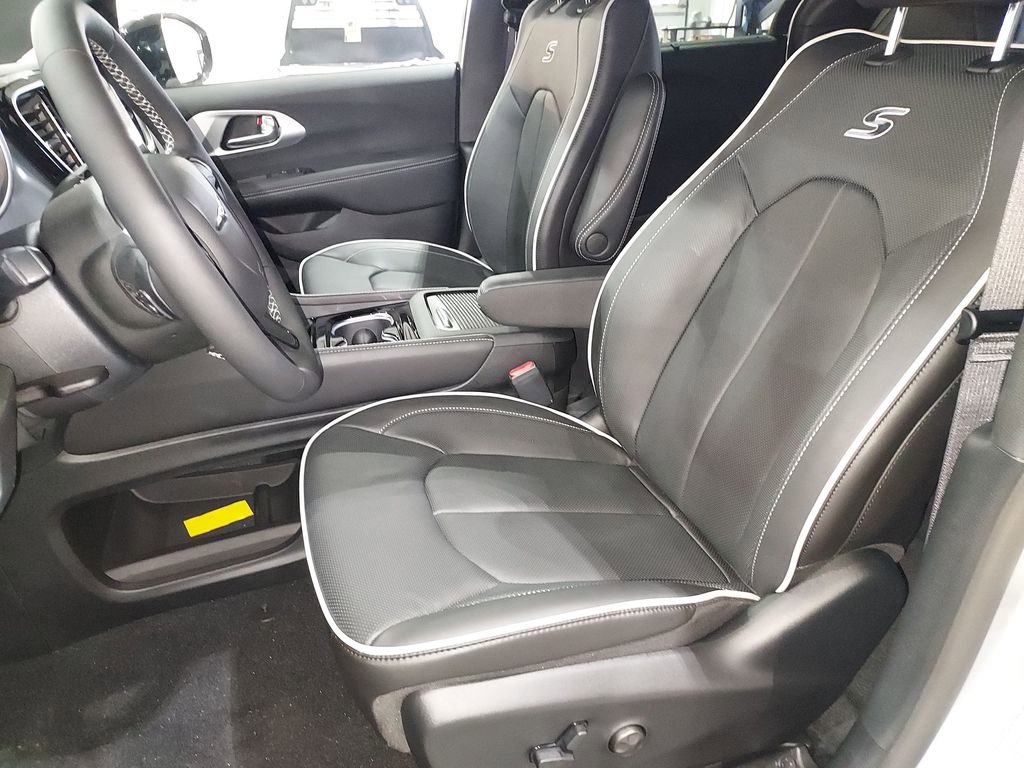 New 2026 Chrysler Pacifica Limited w/ S Appearance Package FWD image 17