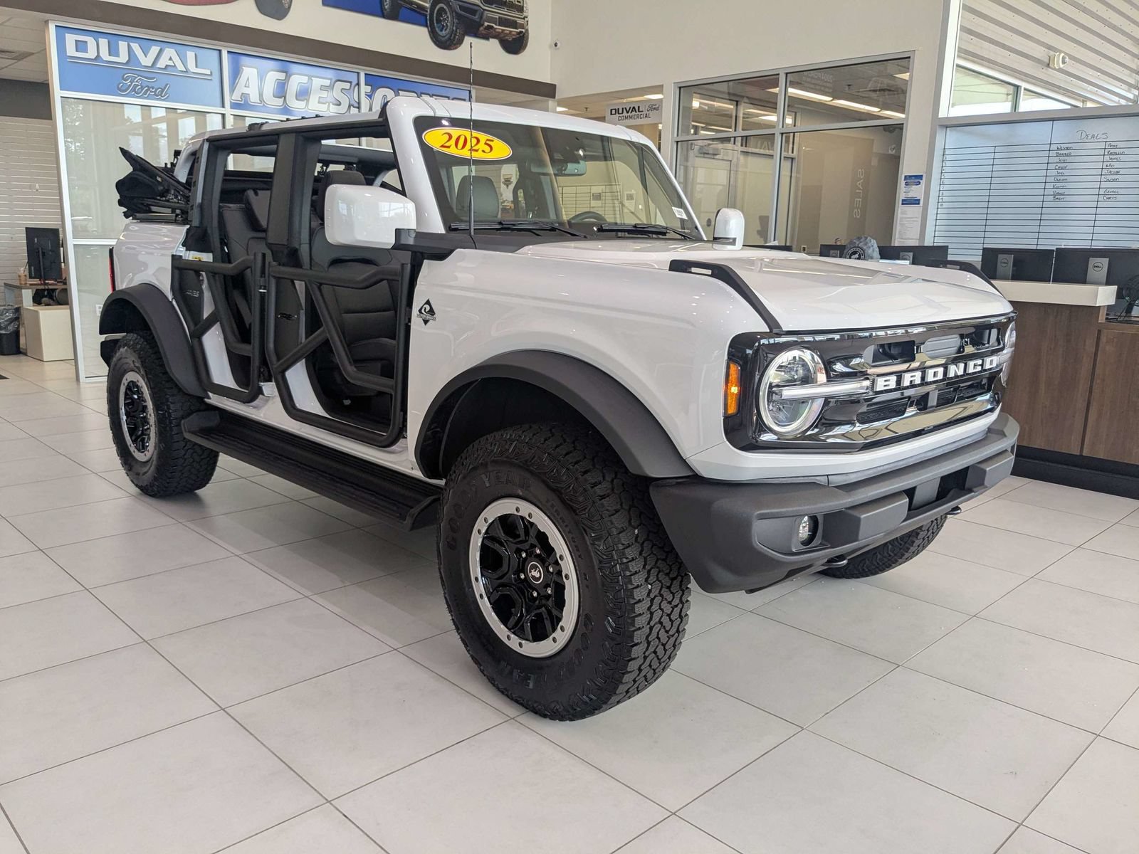 New 2025 Ford Bronco Outer Banks w/ Sasquatch Package AWD/4WD image 2