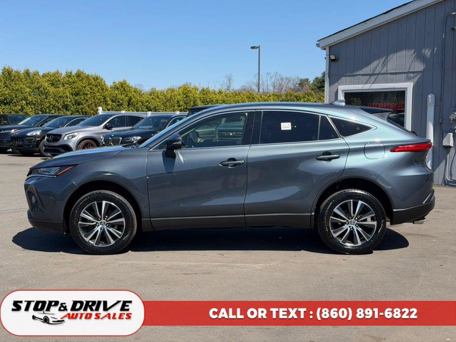 Used 2022 Toyota Venza LE image 2