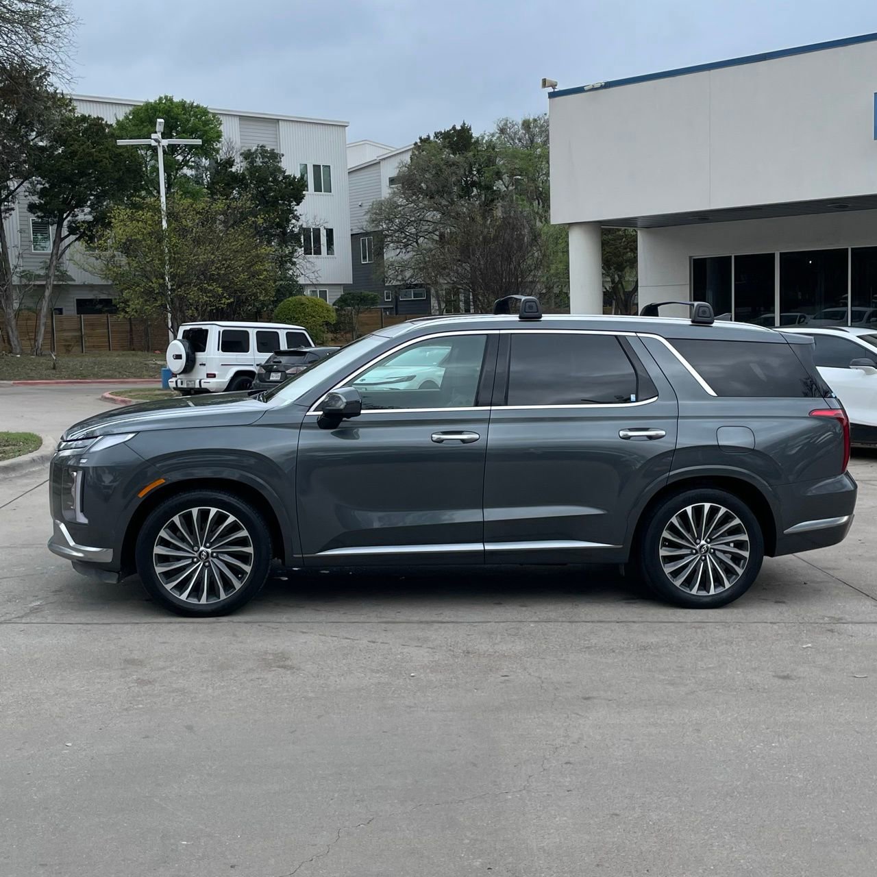 Used 2024 Hyundai Palisade Calligraphy image 3