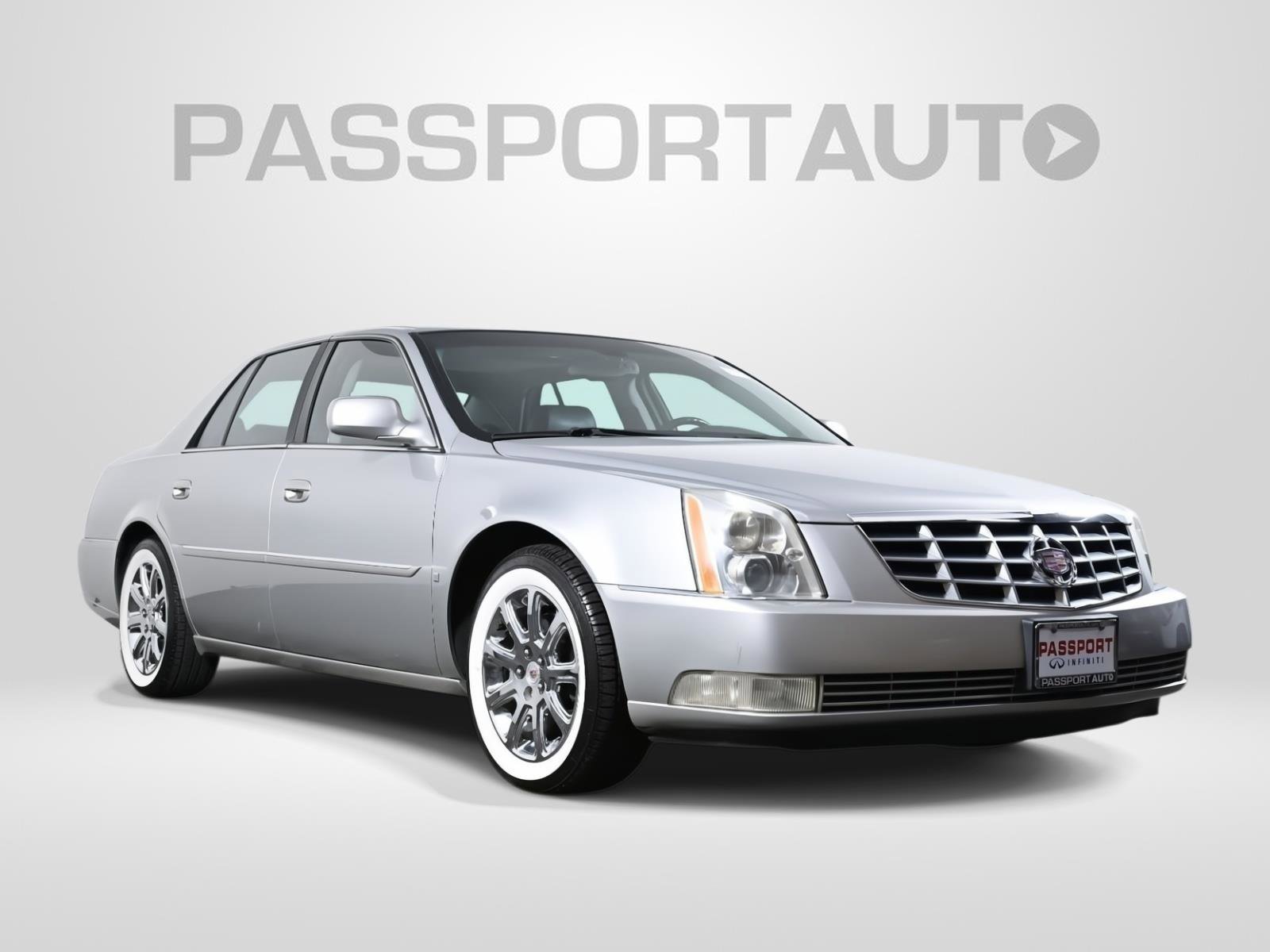 Used 2008 Cadillac DTS w/ Sun And Navigation Package FWD image 3