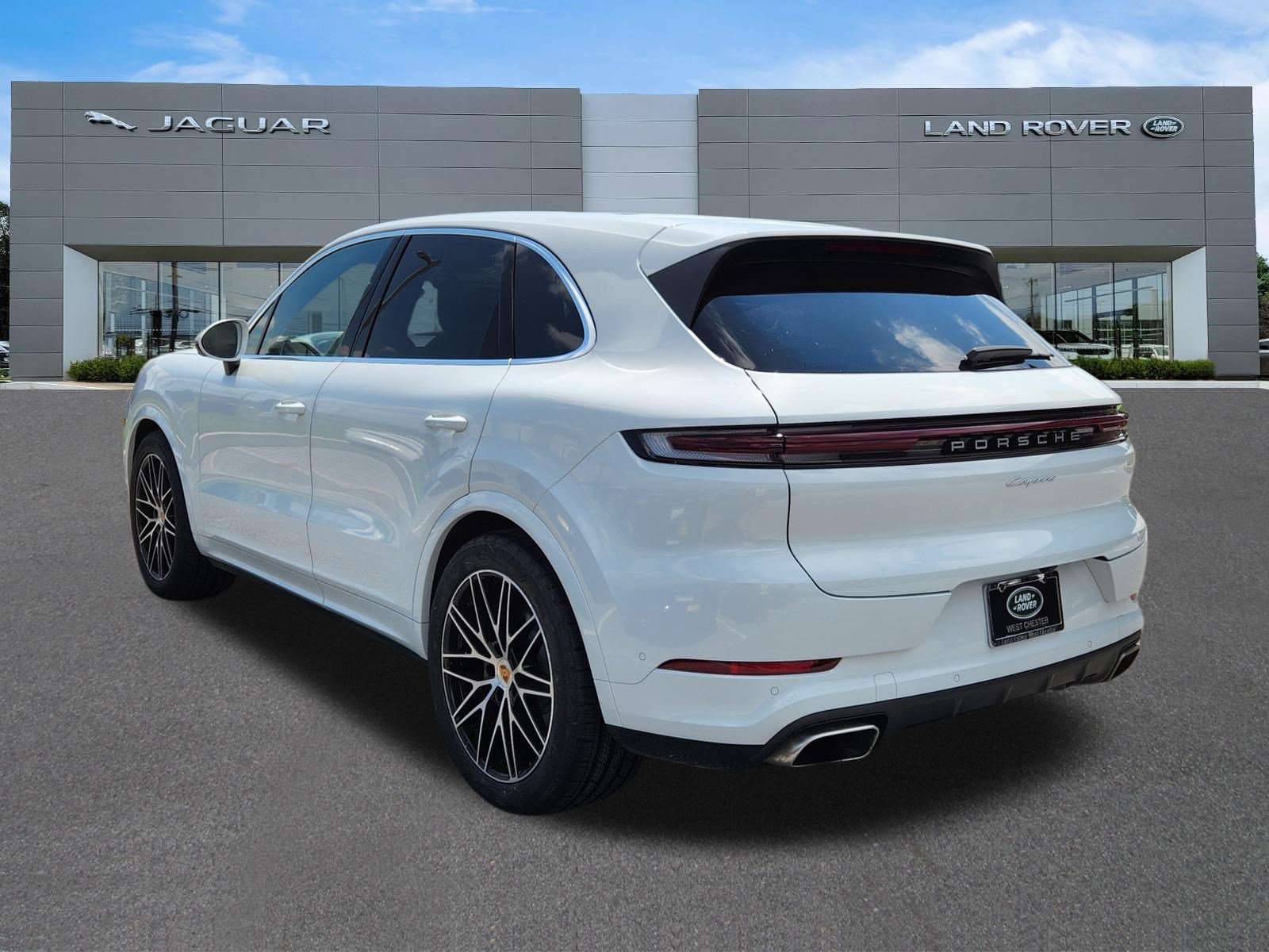 Used 2025 Porsche Cayenne AWD/4WD image 3