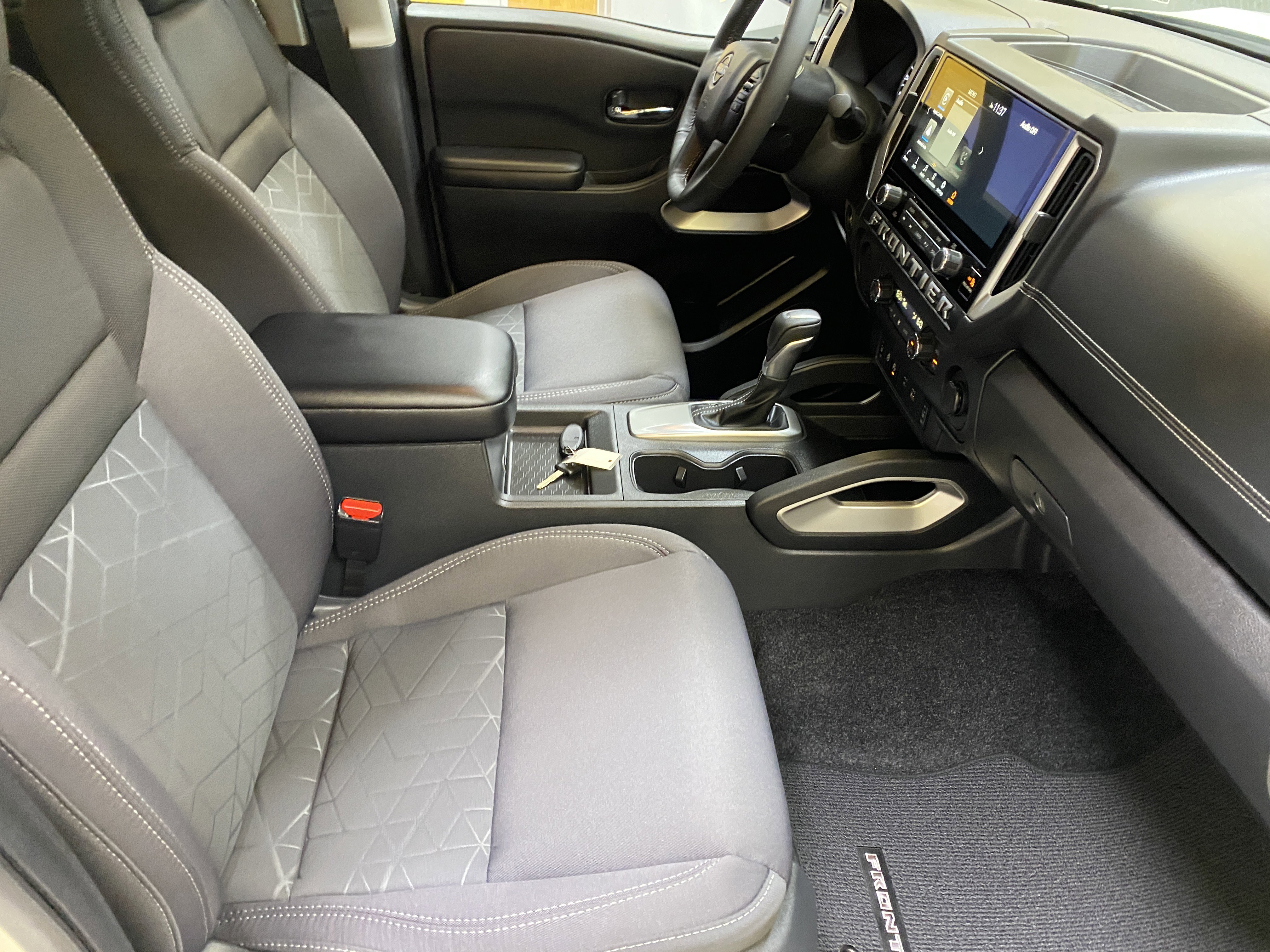 Used 2025 Nissan Frontier SV w/ SV Convenience Package image 23