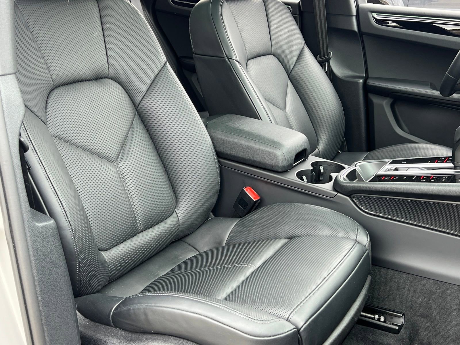 Certified 2025 Porsche Macan image 16