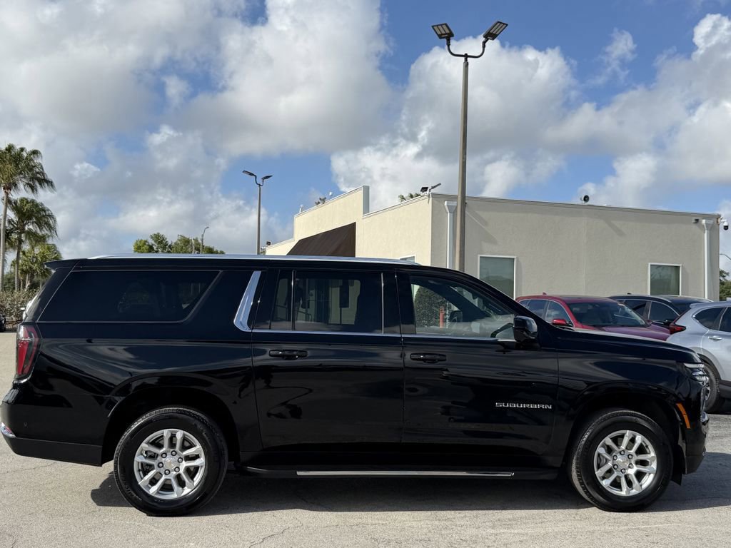 Certified 2025 Chevrolet Suburban LT AWD/4WD image 4