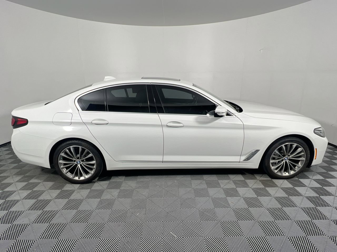 Used 2022 BMW 540i xDrive w/ Convenience Package image 2