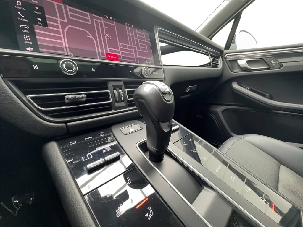 Used 2022 Porsche Macan AWD/4WD image 45