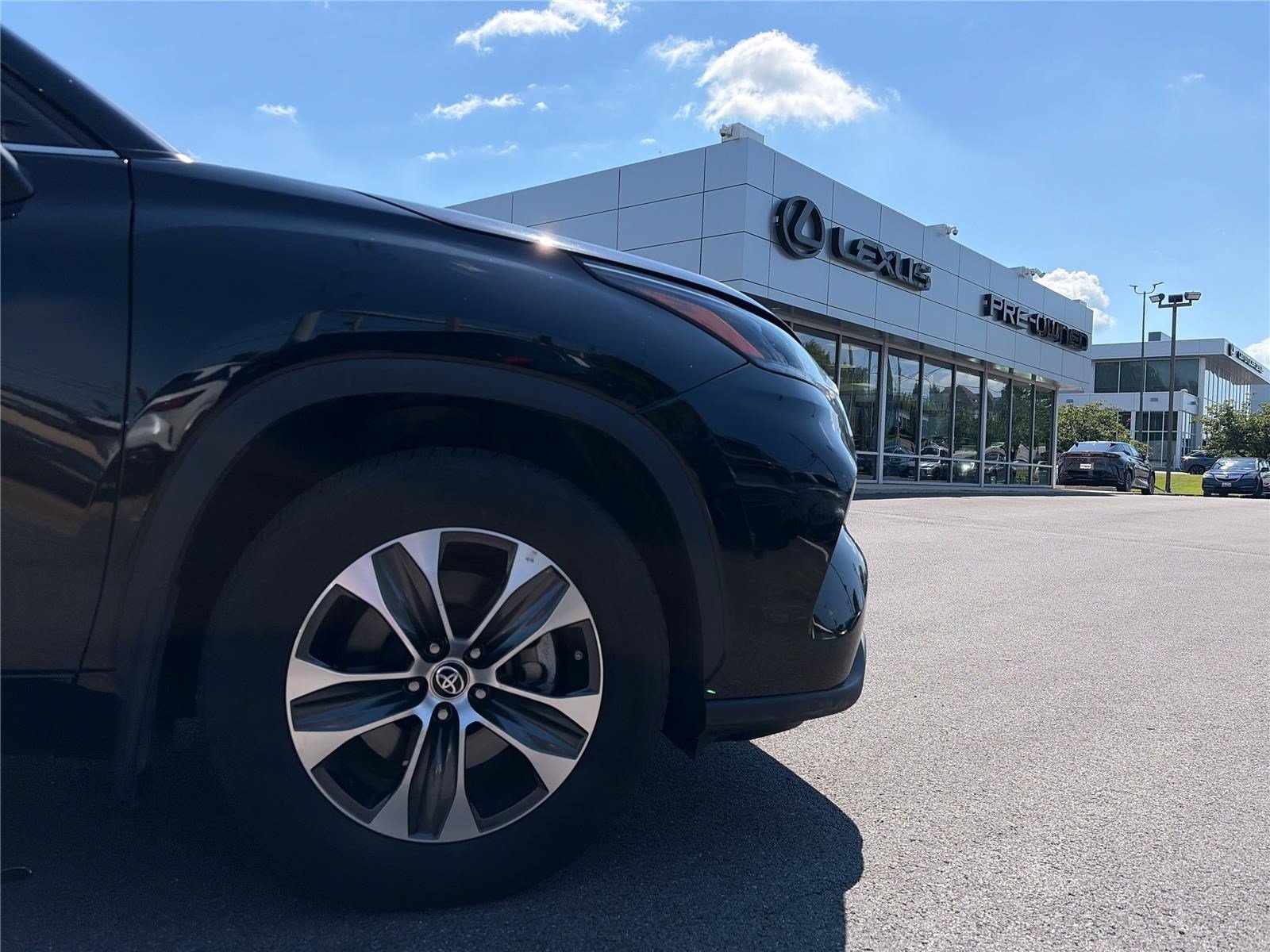 Used 2022 Toyota Highlander XLE AWD/4WD image 16