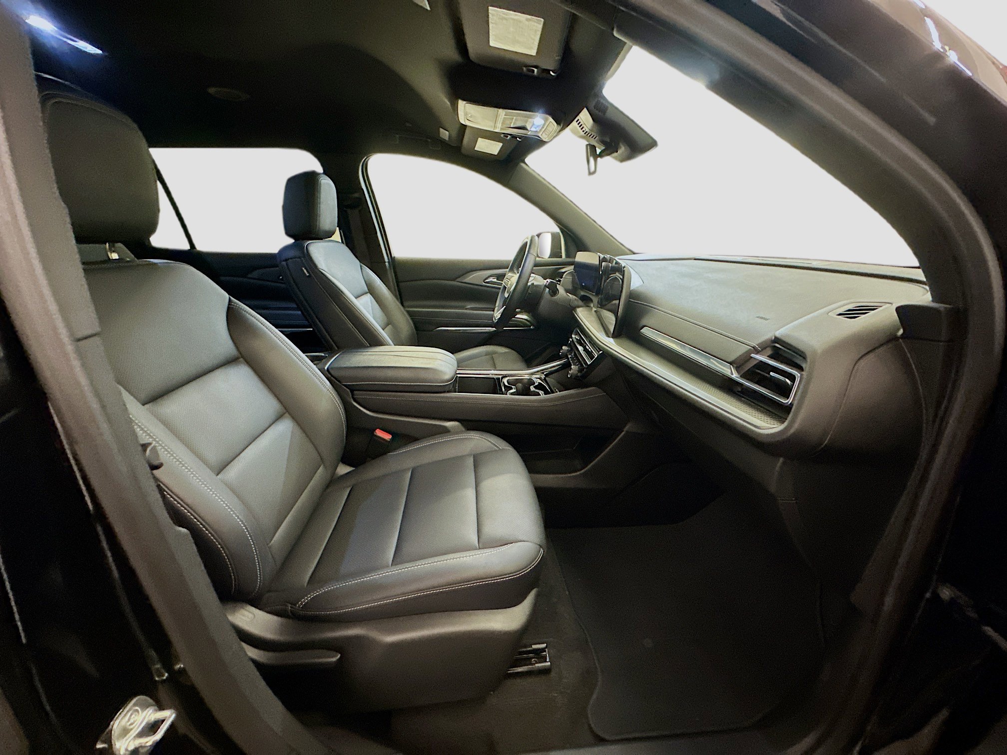 Used 2025 Chevrolet Traverse LT image 34