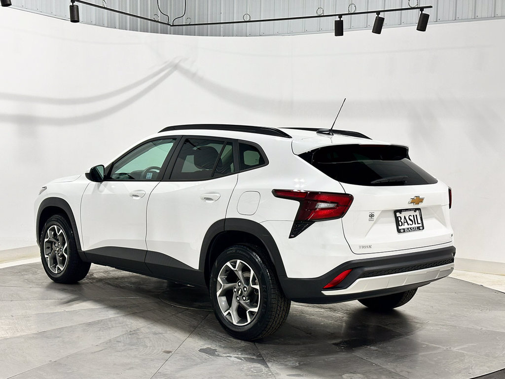 Used 2024 Chevrolet Trax LT w/ Sunroof Package FWD image 10
