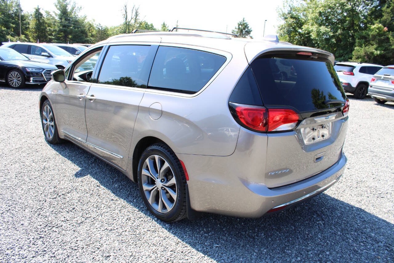 Used 2017 Chrysler Pacifica Limited FWD image 9