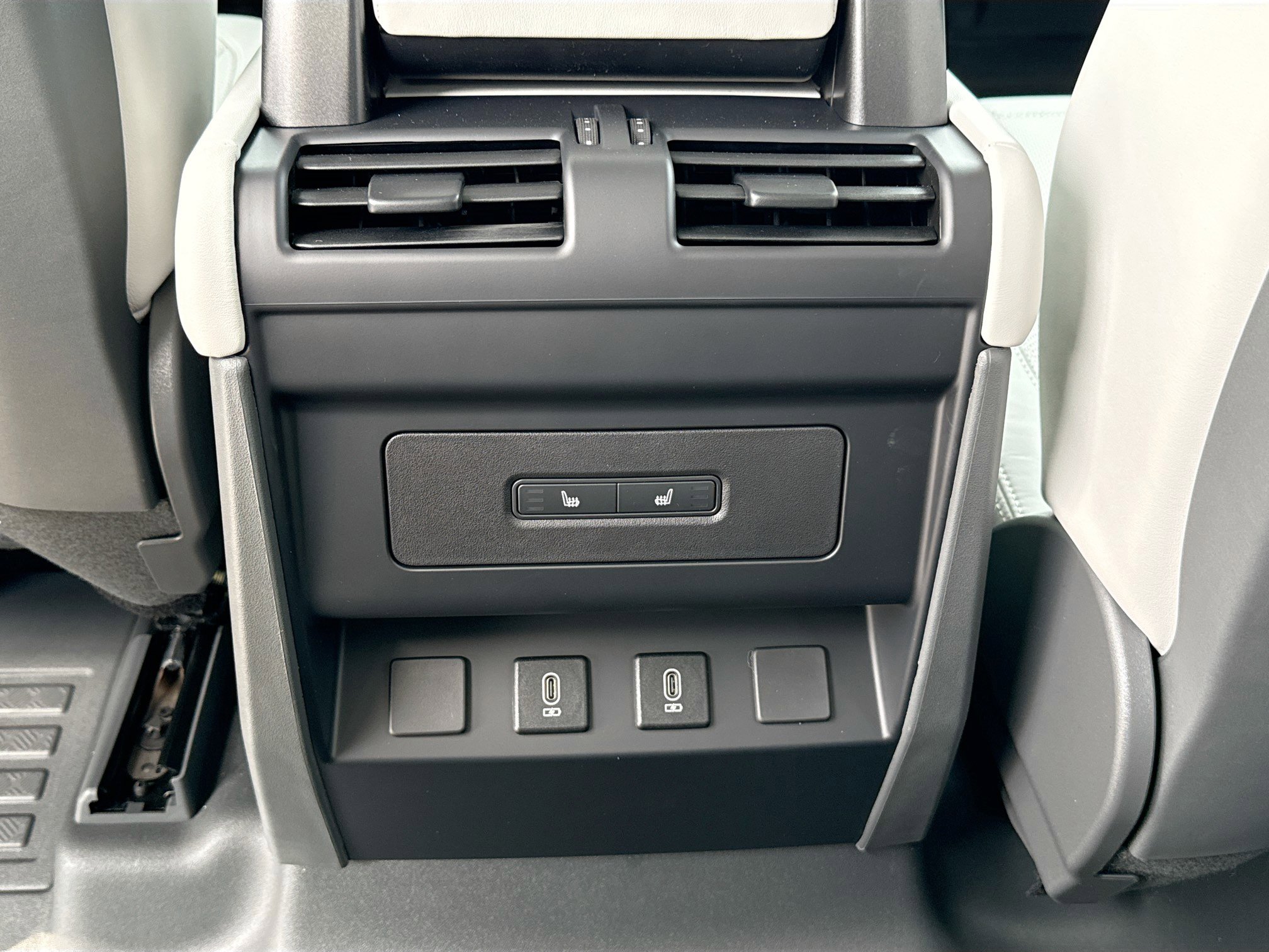 New 2026 Land Rover Defender 110 X-Dynamic SE image 20