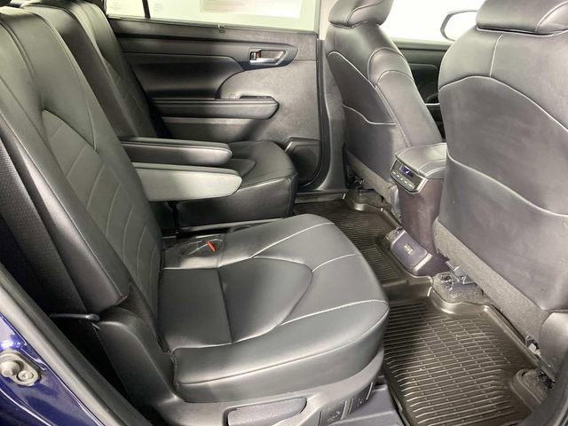 Used 2024 Toyota Highlander XLE AWD/4WD image 12