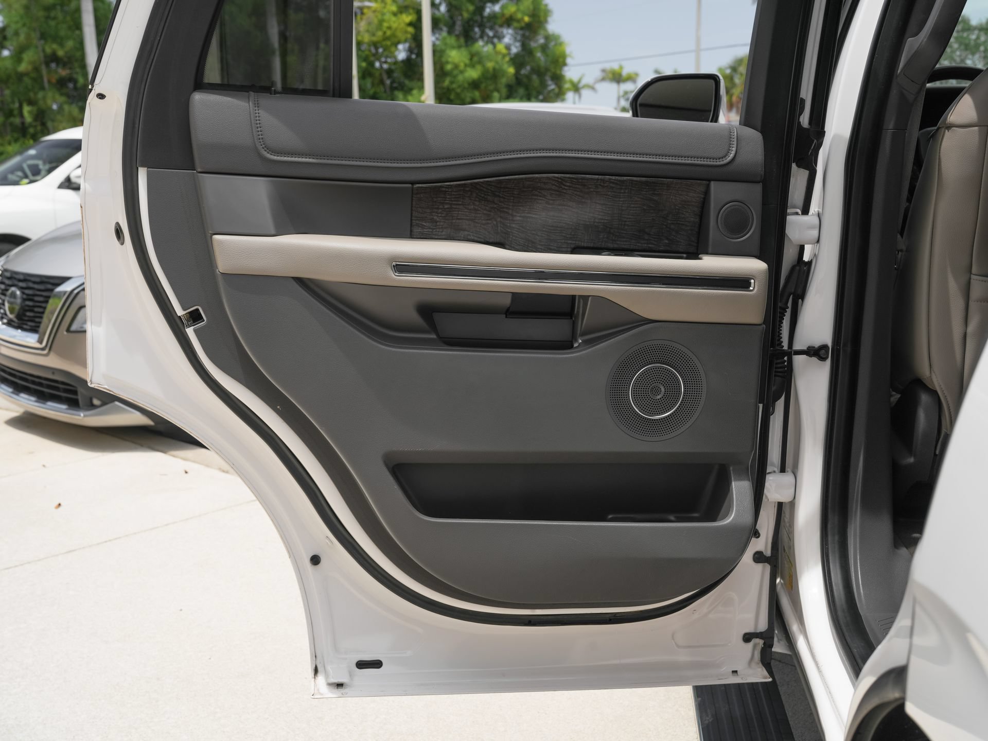 Used 2019 Ford Expedition Limited w/ Equipment Group 301A RWD image 32