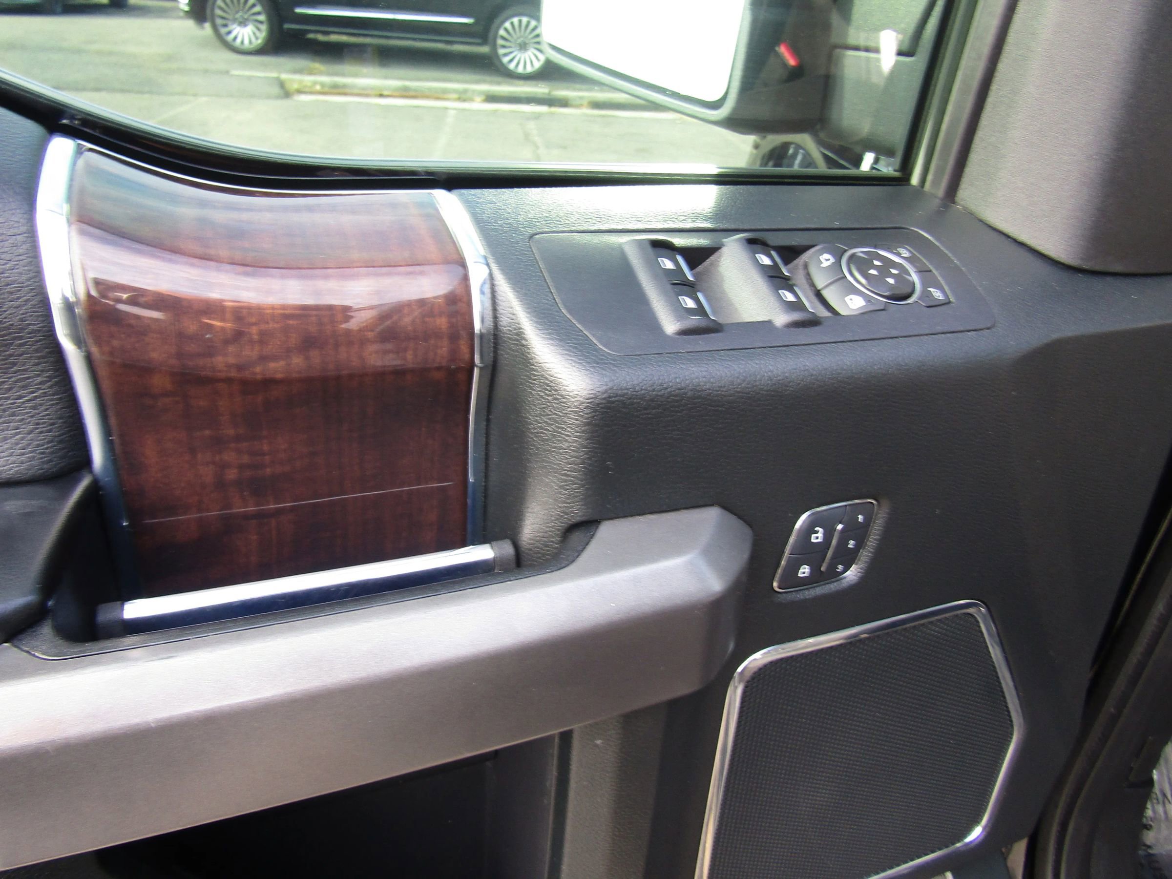 Used 2016 Ford F150 Platinum w/ Equipment Group 701A Luxury image 21