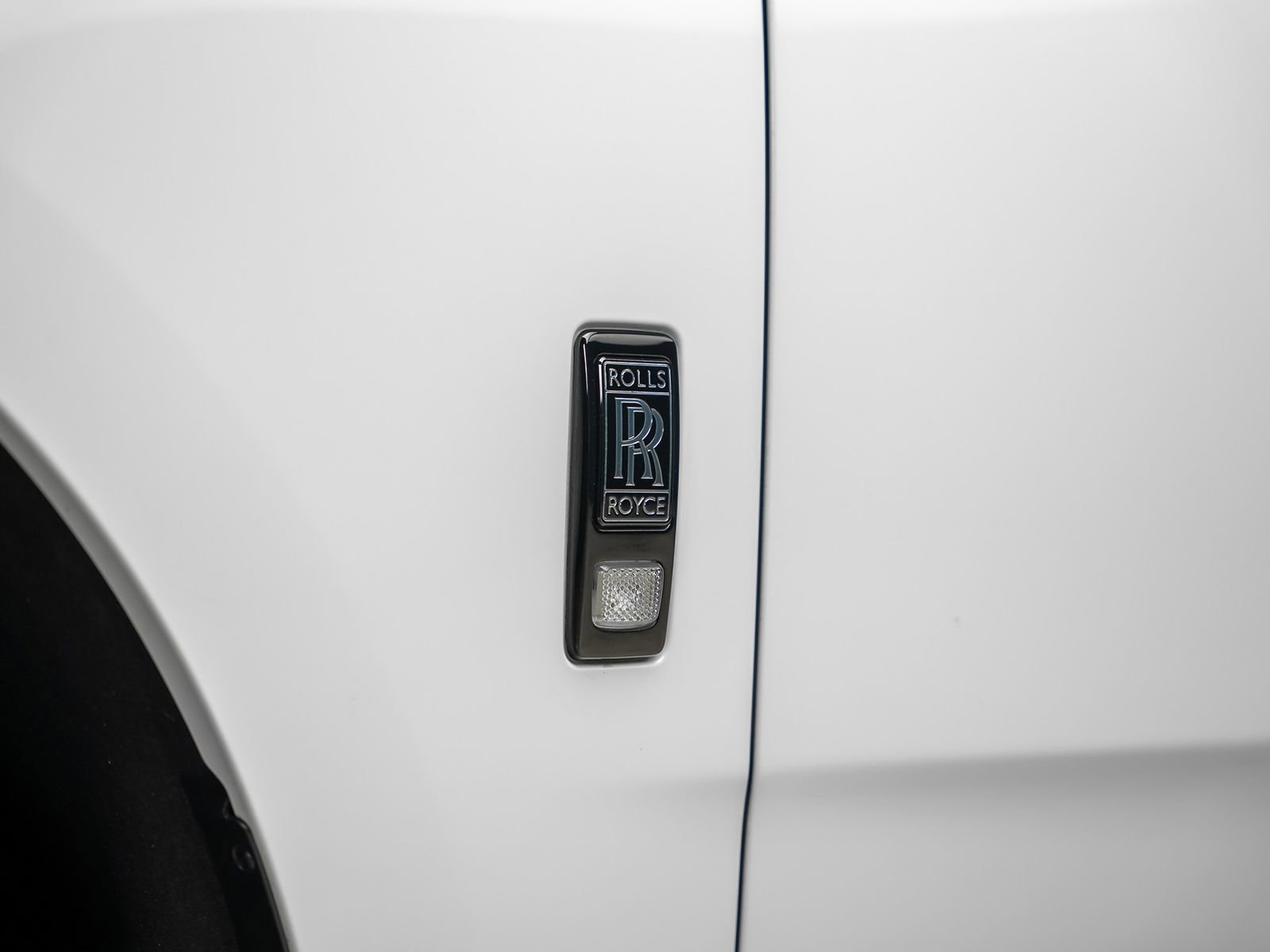 Used 2023 Rolls-Royce Cullinan Black Badge w/ Dark Exterior Package AWD/4WD image 27