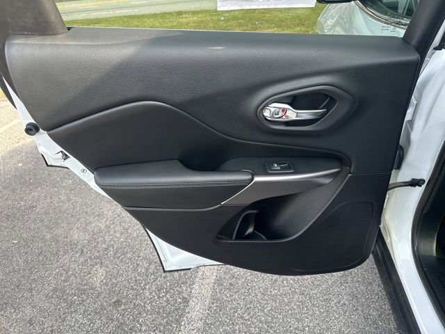 Used 2019 Jeep Cherokee Latitude Plus w/ Comfort/Convenience Group image 16