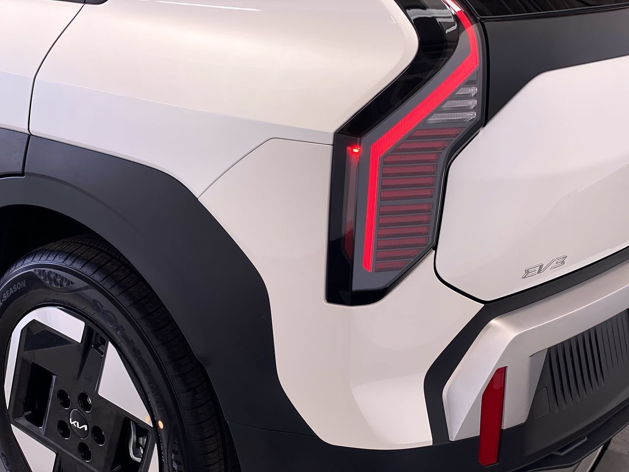 New 2027 Kia EV3 Wind FWD image 9