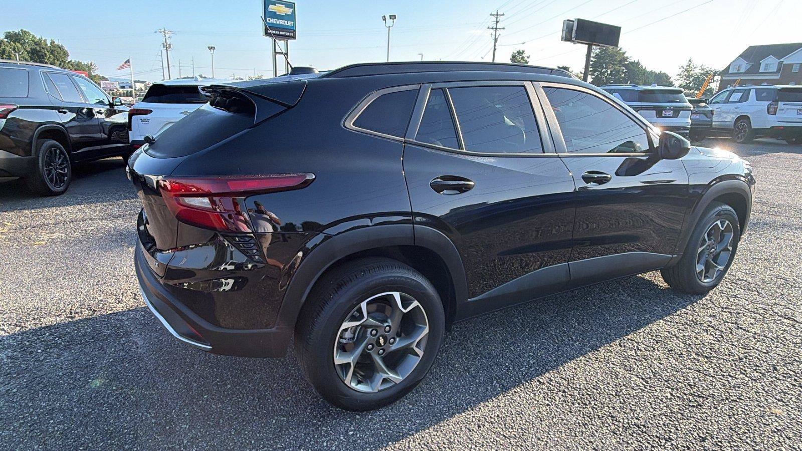 Used 2024 Chevrolet Trax LT w/ Driver Confidence Package FWD image 8