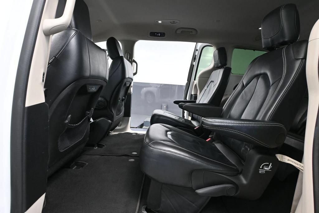 Used 2022 Chrysler Pacifica Touring-L FWD image 37