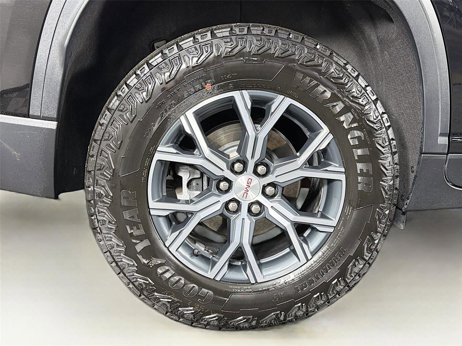Used 2025 GMC Acadia AT4 AWD/4WD image 34