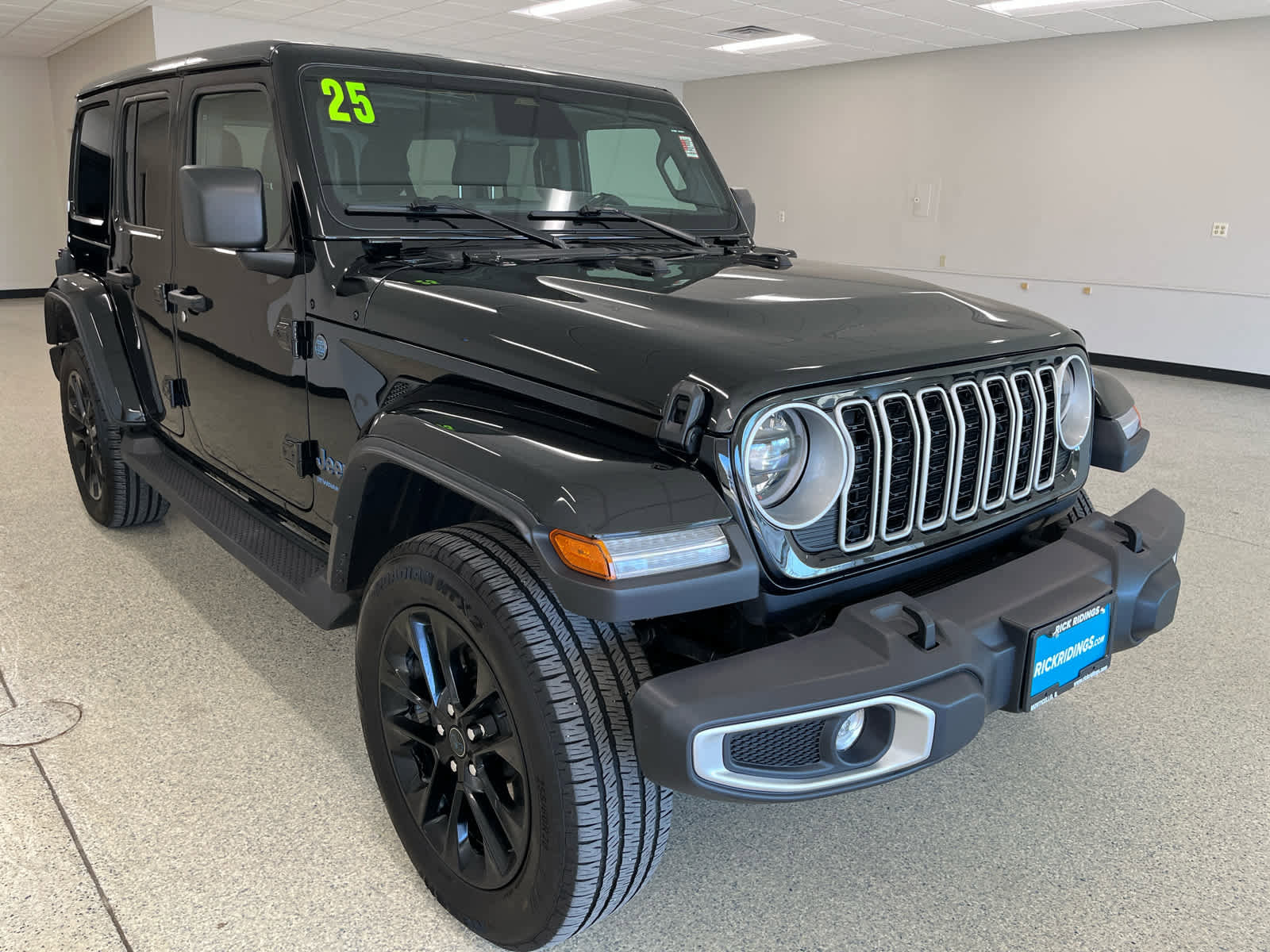 Used 2025 Jeep Wrangler Sahara image 3