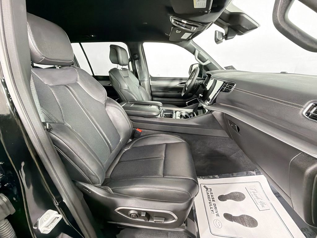 Used 2025 Jeep Wagoneer 4WD image 33