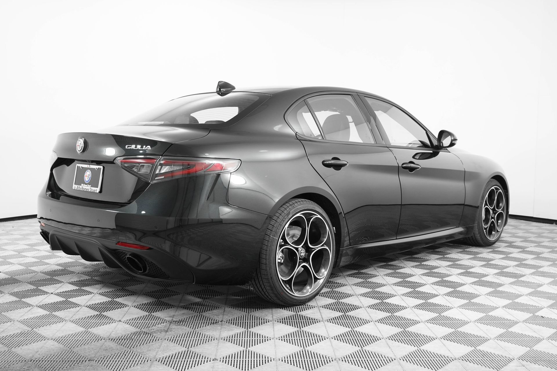 Used 2025 Alfa Romeo Giulia w/ Driving Assist Package RWD image 7