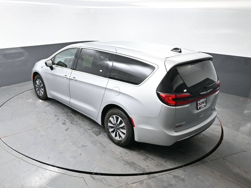 Used 2024 Chrysler Pacifica Limited FWD image 46