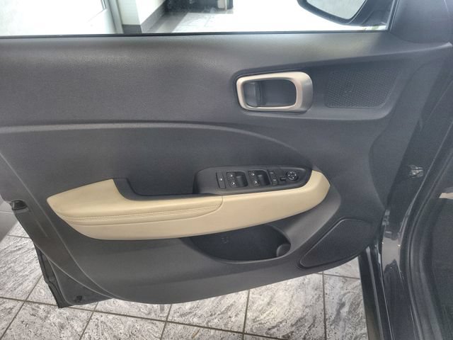 Used 2025 Hyundai Venue Limited FWD image 13