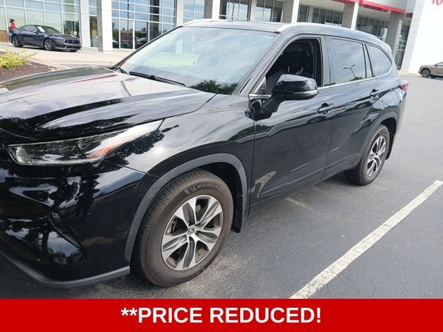 Used 2021 Toyota Highlander XLE AWD/4WD image 2