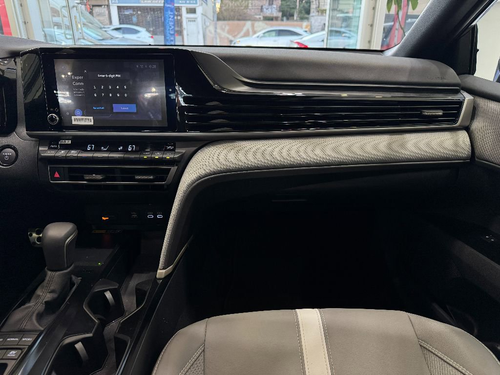 Used 2025 Toyota Camry SE image 29