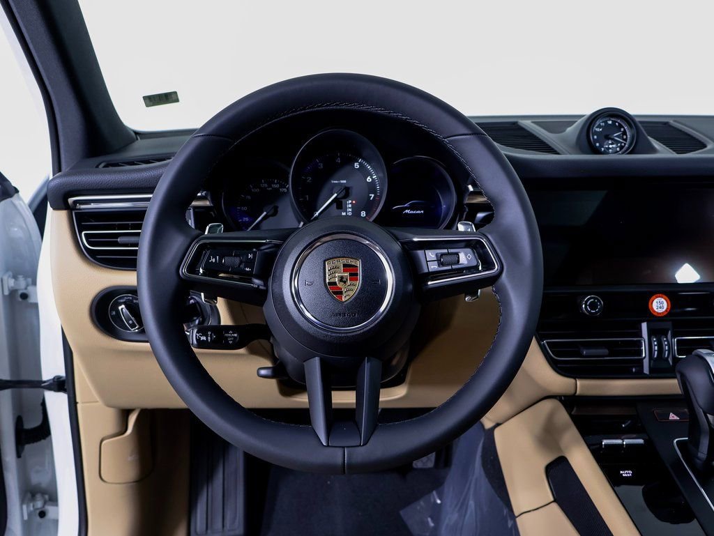 Certified 2025 Porsche Macan image 10