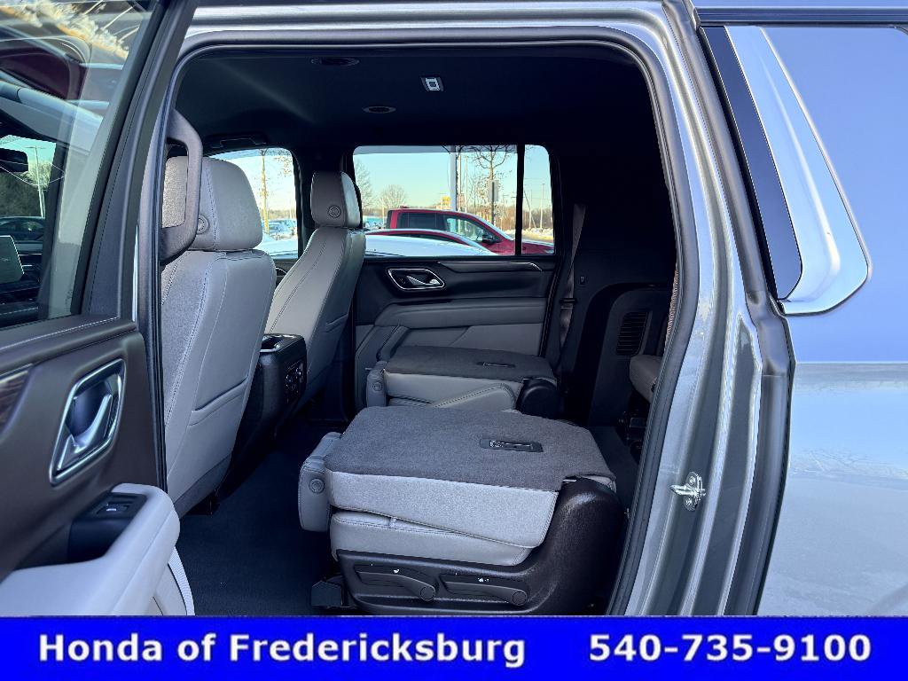 Used 2022 Chevrolet Suburban LT w/ Luxury Package image 38
