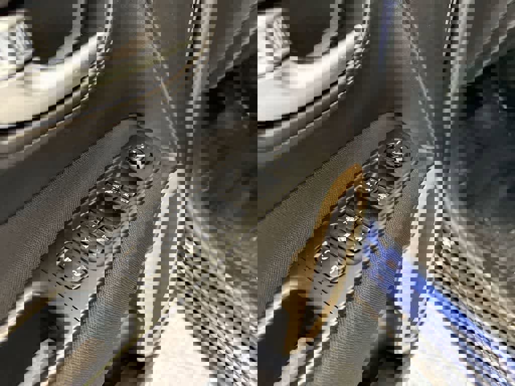 Used 2016 Jeep Renegade Latitude w/ Popular Equipment Group image 18