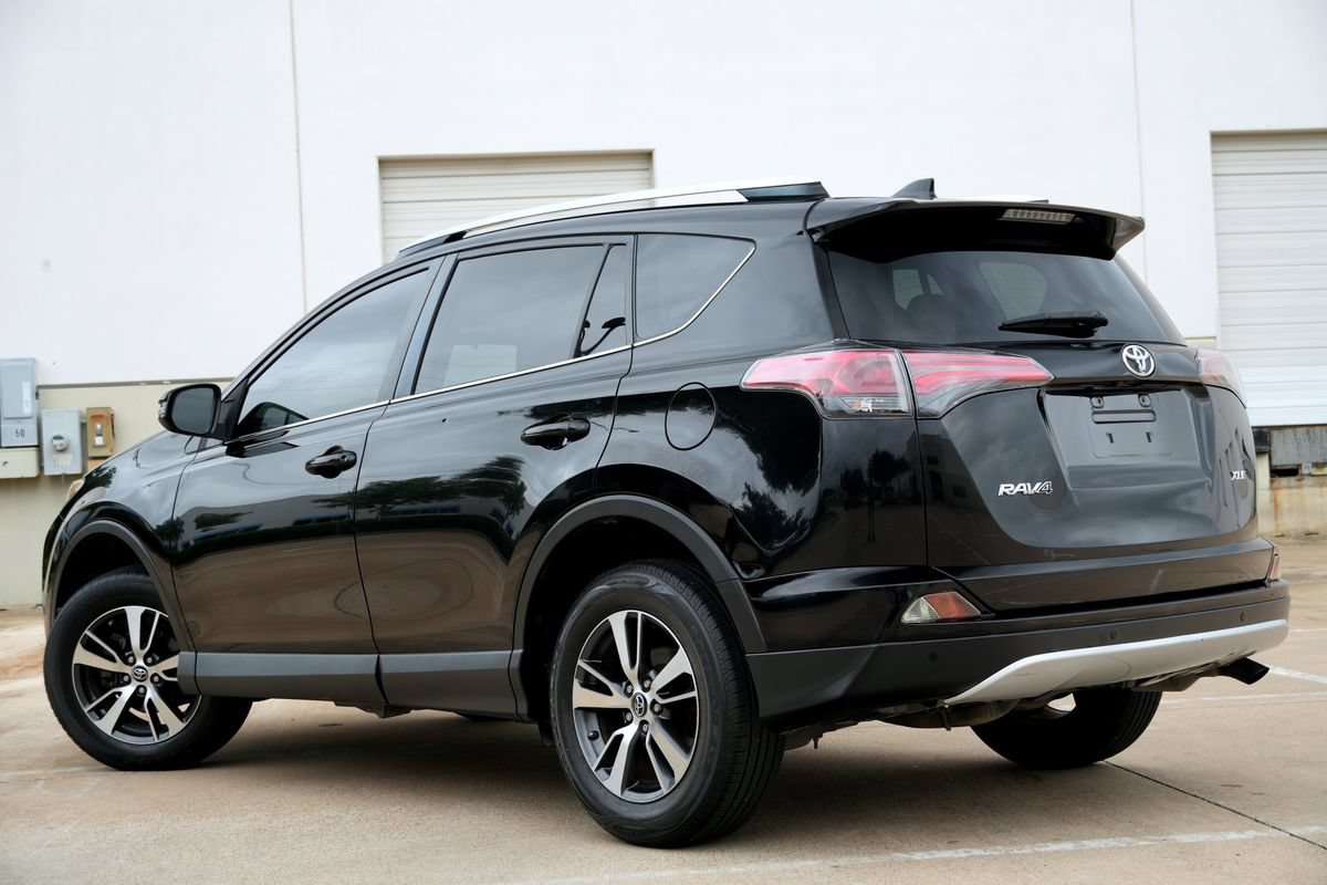 Used 2016 Toyota RAV4 XLE w/ Convenience Package FWD image 4