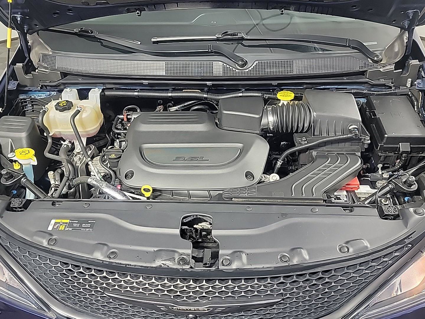 Used 2019 Chrysler Pacifica Touring-L Plus w/ Advanced Safetytec Group FWD image 16