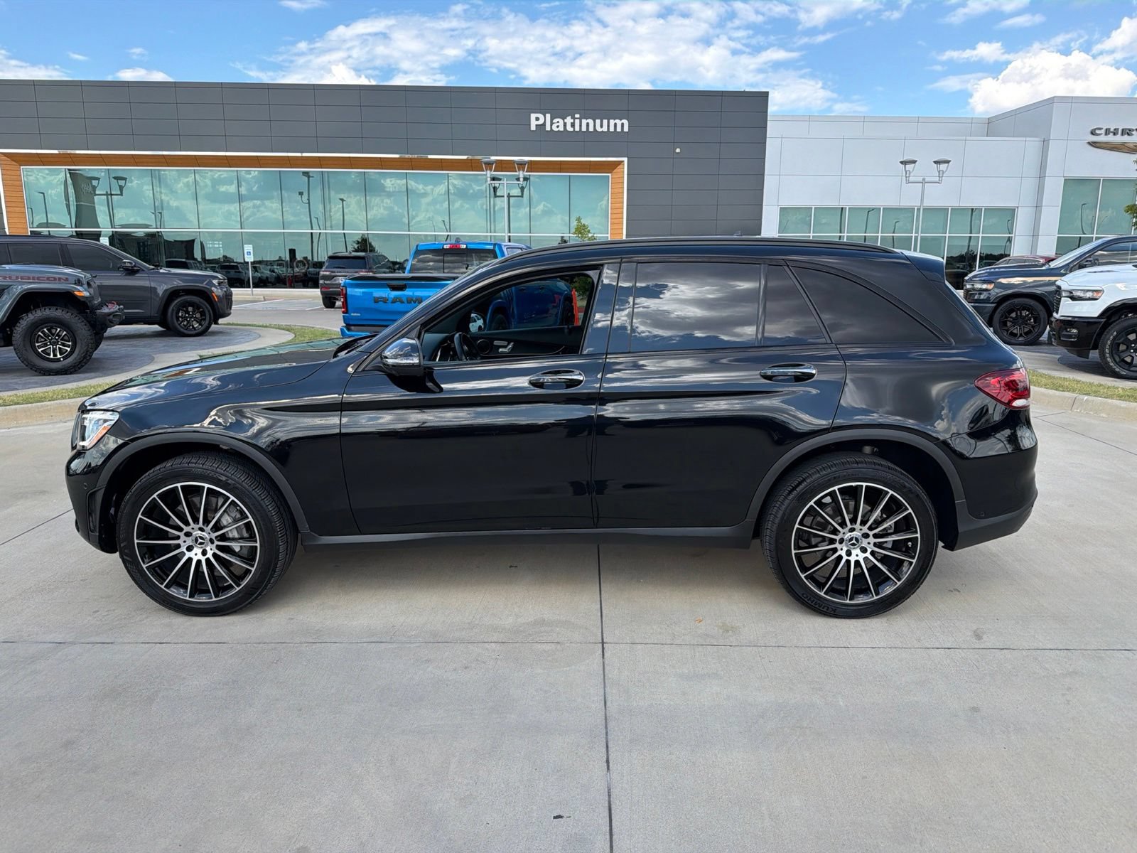 Used 2022 Mercedes-Benz GLC 300 image 2