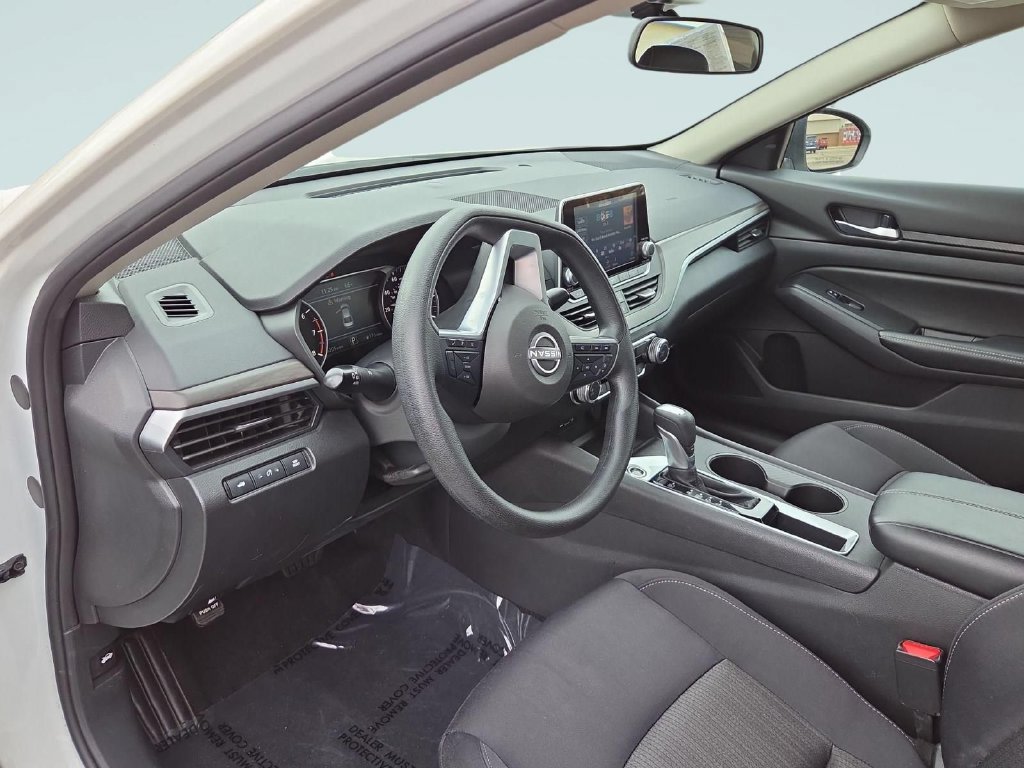 Used 2025 Nissan Altima 2.5 SV FWD image 14