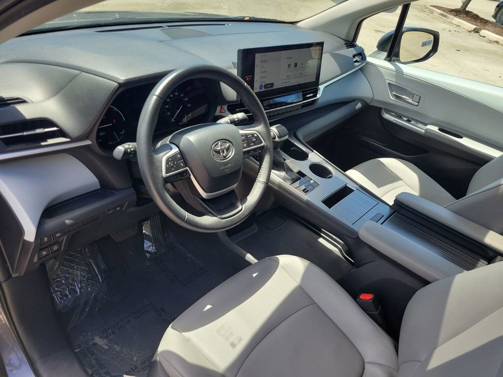 Used 2025 Toyota Sienna XLE FWD image 20