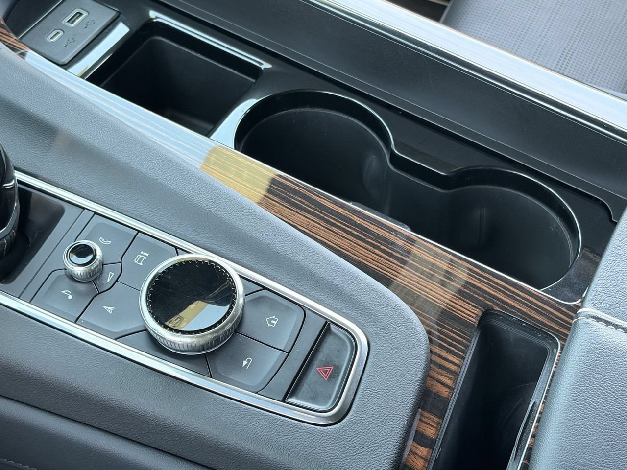 Certified 2024 Cadillac Escalade ESV Premium Luxury w/ Performance Package AWD/4WD image 32