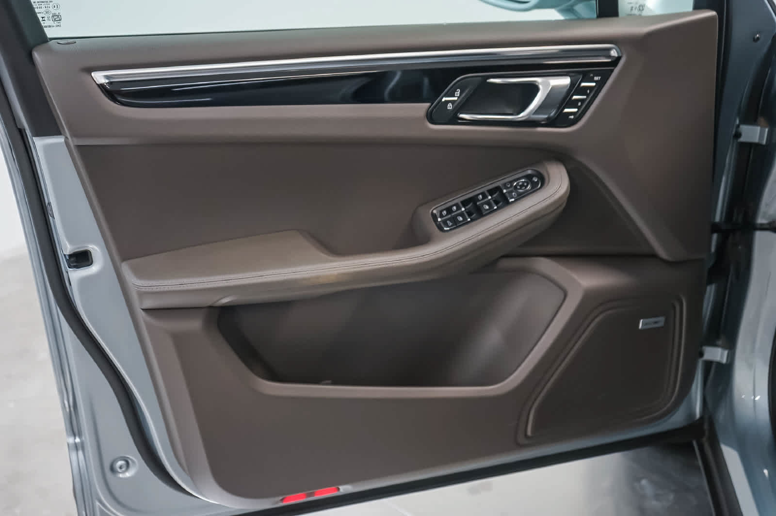 Certified 2024 Porsche Macan AWD/4WD image 27