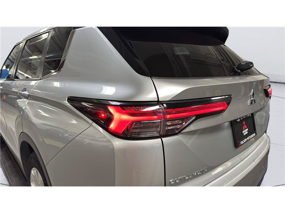 Used 2025 Mitsubishi Outlander ES FWD image 11