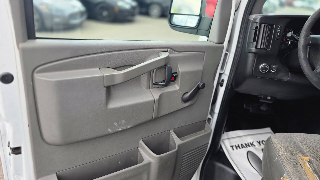 Used 2017 Chevrolet Express 3500 w/ Chrome Appearance Package RWD image 17